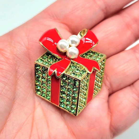 Heidi Daus Gift Shaped Pin and Clip On Earrings Set w/ Swarovski Crystal + Pearl - Picture 6 of 11
